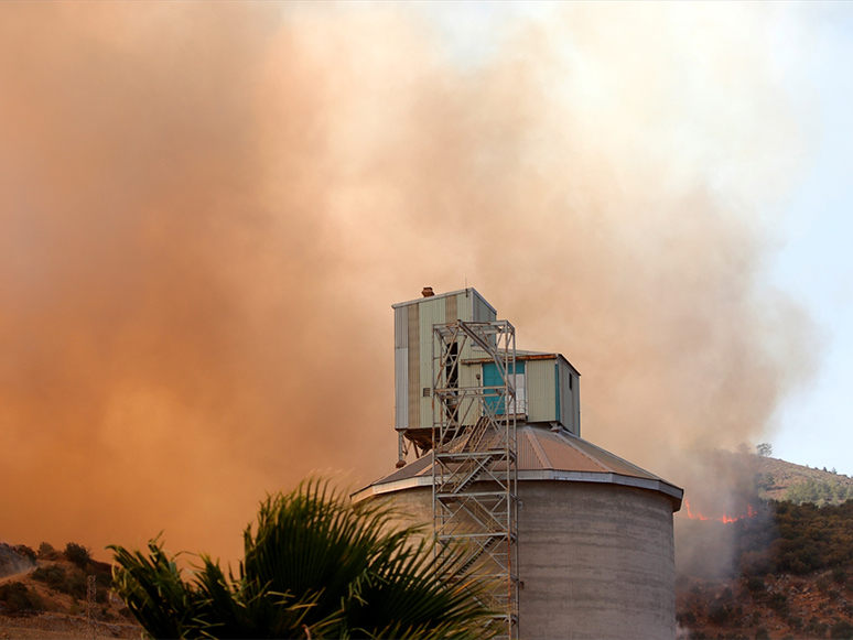 Kemerköy Termik Santrali'ne Yaklaşan Yangın Havadan Görüntülendi