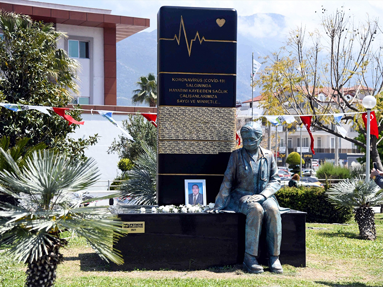 Fethiye'de Sağlık Çalışanları İçin Yapılan Saygı Anıtı Açıldı