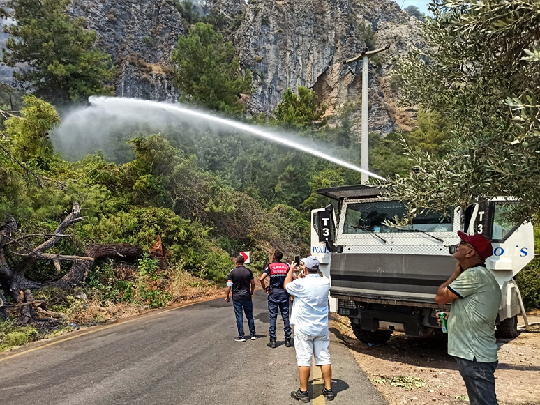 Marmaris'teki Orman Yangınını Söndürmek İçin Herkes Seferber Oldu