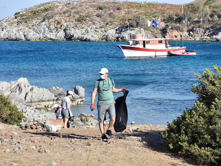 Teknelerle Ulaşılan Plajda Çevre ve Deniz Dibi Temizliği Yapıldı