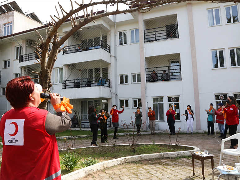 Türk Kızılay Gönüllüleri Huzurevi Sakinlerine Moral Konseri Verdi