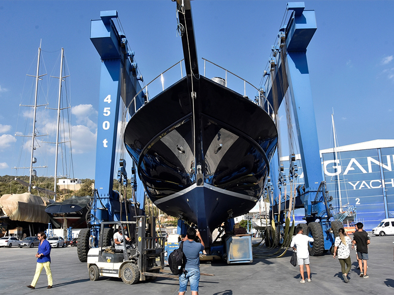 Bodrum'da 3 Milyon Avroluk Lüks Yat Denize İndirildi