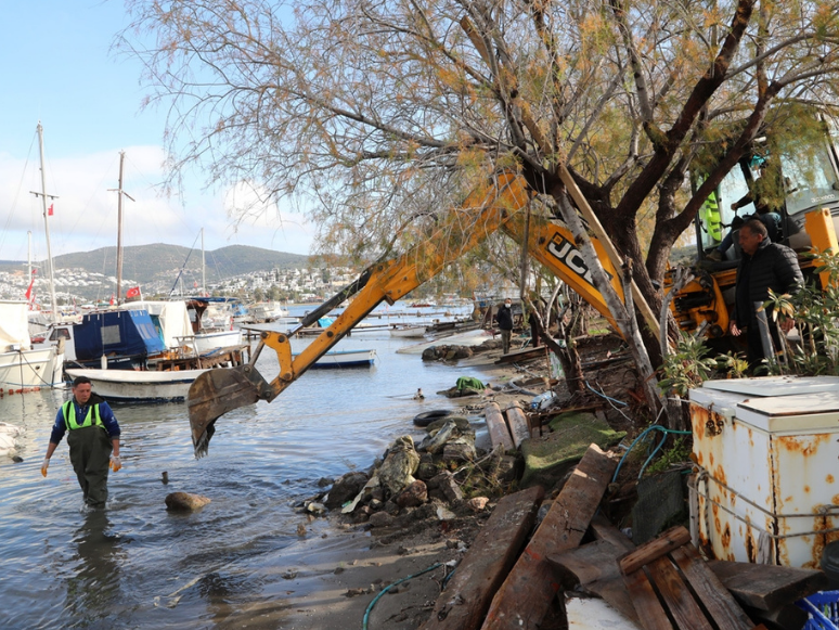 Bodrum'da Kaçak İskeleler Yıkılıyor