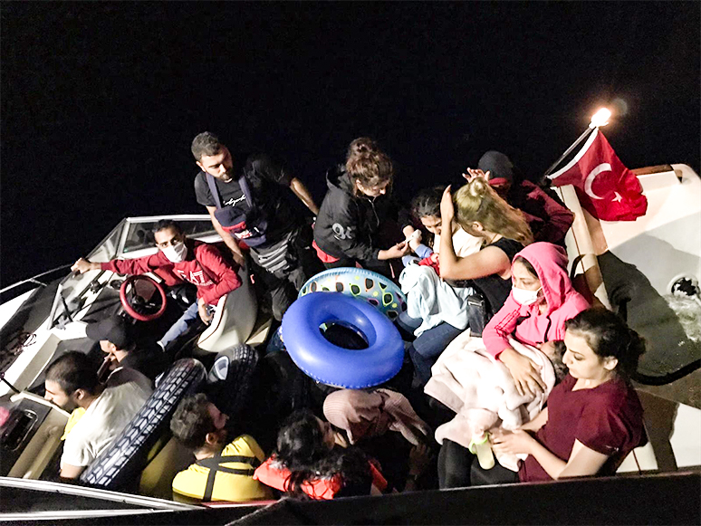 Marmaris’te Türk Kara Sularına İtilen 19 Sığınmacı Kurtarıldı