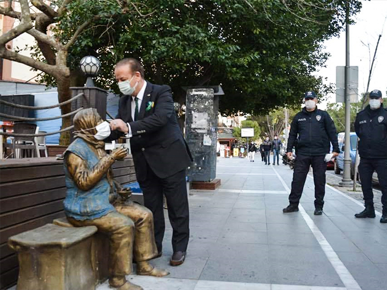 Menteşe Kaymakamı Yıldız Farkındalık İçin Heykele Maske Taktı