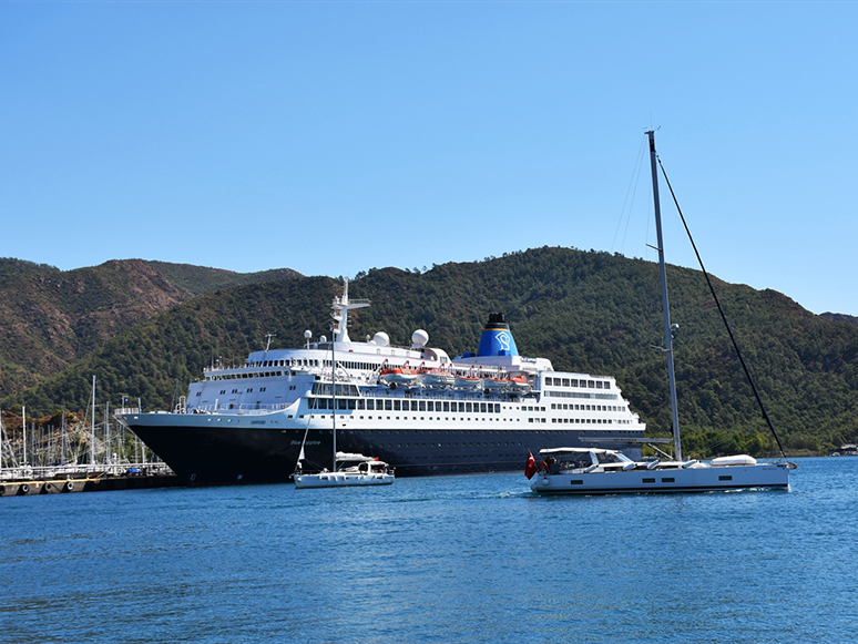 Bahama Bayraklı Kruvaziyer Blue Sapphire Marmaris'e Geldi