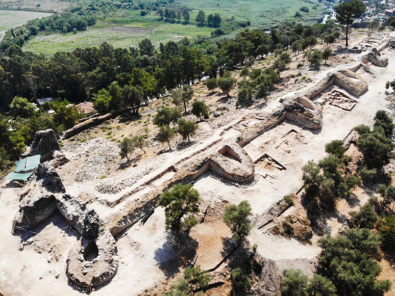 Akyaka'da Orta Çağ'dan Kalma Kale Surları Gün Yüzüne Çıkarılıyor