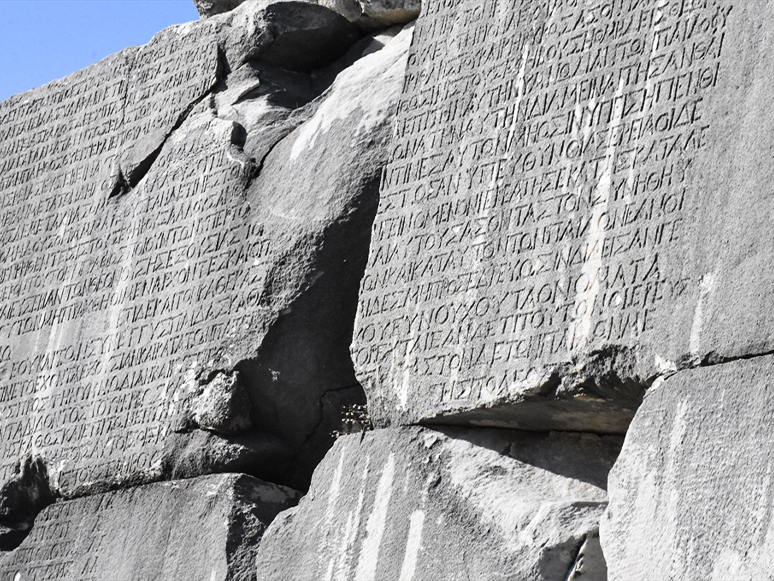 Gladyatörler Kentinin 2 Bin Yıllık Meclis Duvarındaki Yazıt Dikkat Çekiyor