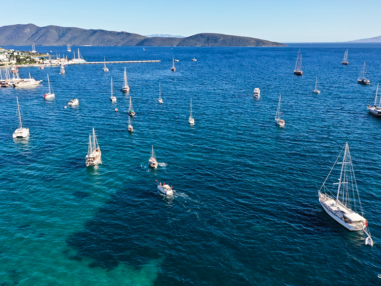 Bodrum'da Teknelerin Bayraklı Seyri İlgi Gördü