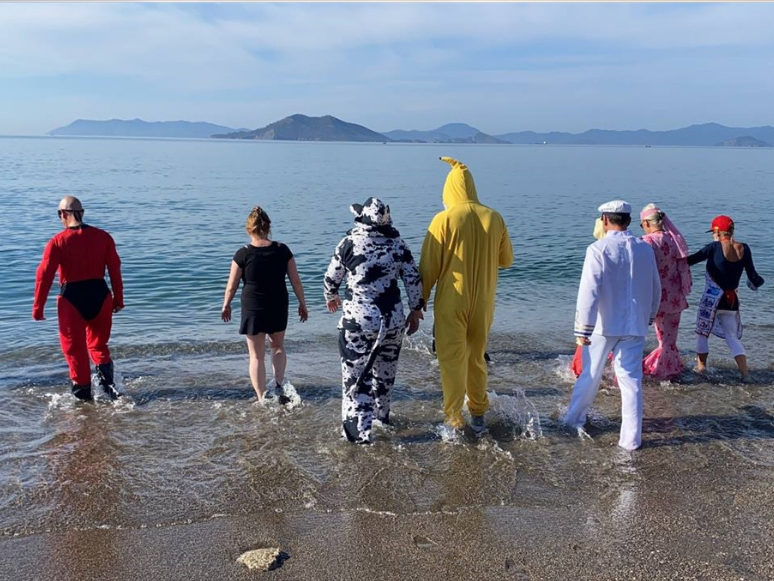Fethiye'de Bir Grup Yerleşik Yabancı Kostümlerle Denize Girdi