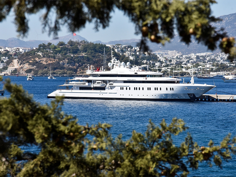 Bodrum'da Süper Lüks Yat Trafiği Devam Ediyor