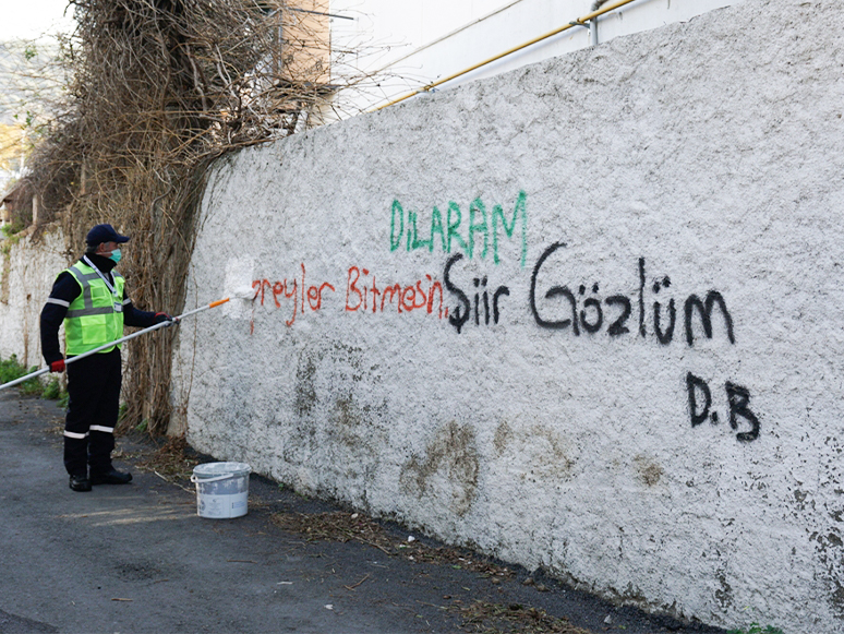 Bodrum Belediye Ekipleri Görüntü Kirliliğine Müdahale Ediyor