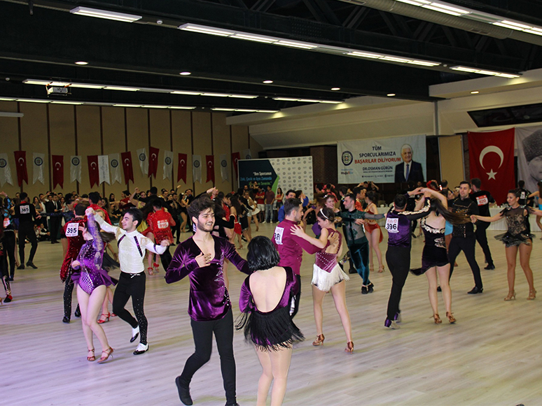 Marmaris’te Dans Yarışması Renkli Görüntüler Oluşturdu