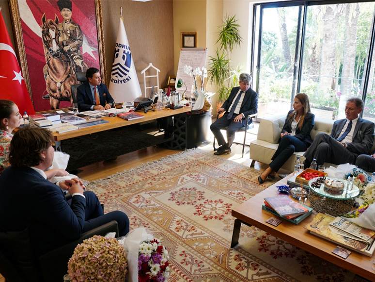 Karadağ Heyetinden Bodrum Belediye Başkanı Aras'a Ziyaret