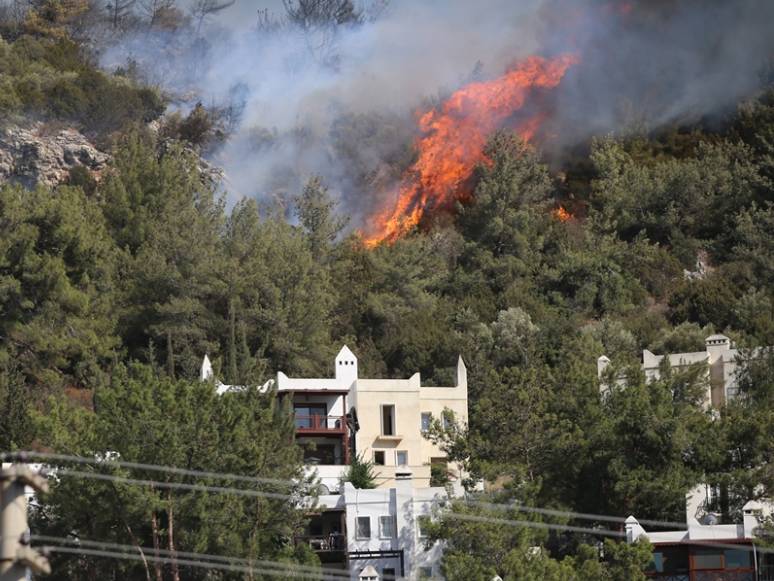 Bodrum’da Alevler Evlerin Kapısına Dayandı