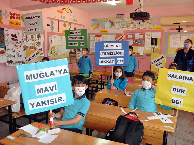 Öğrencilerden Türkçe ve İngilizce Dövizlerle Maske, Mesafe ve Hijyen Uyarısı