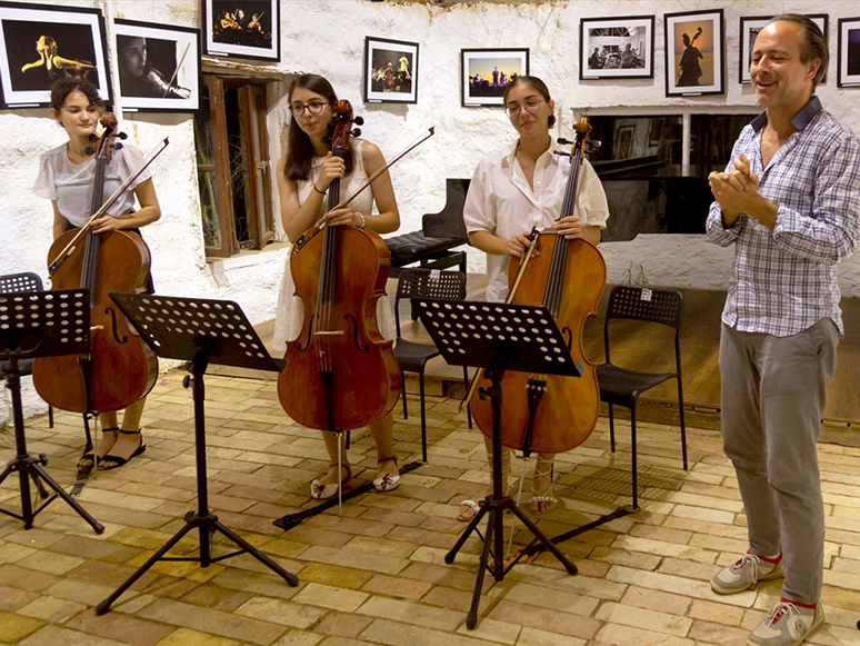Bodrum'da Genç Yeteneklerden Kumda Çello Konseri