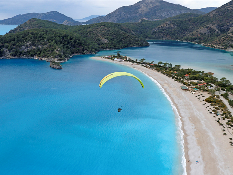 Ölüdeniz'in Renkli Aksesuarları Adrenalin Tutkunlarına Eşsiz Manzaralar Sunuyor