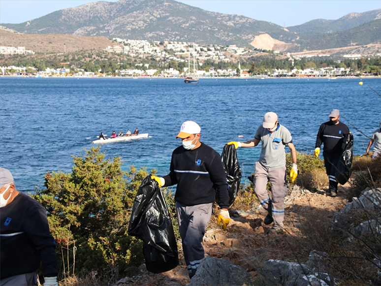 Bodrum'da Ünlü İsimler Kıyı Temizliği Yaptı