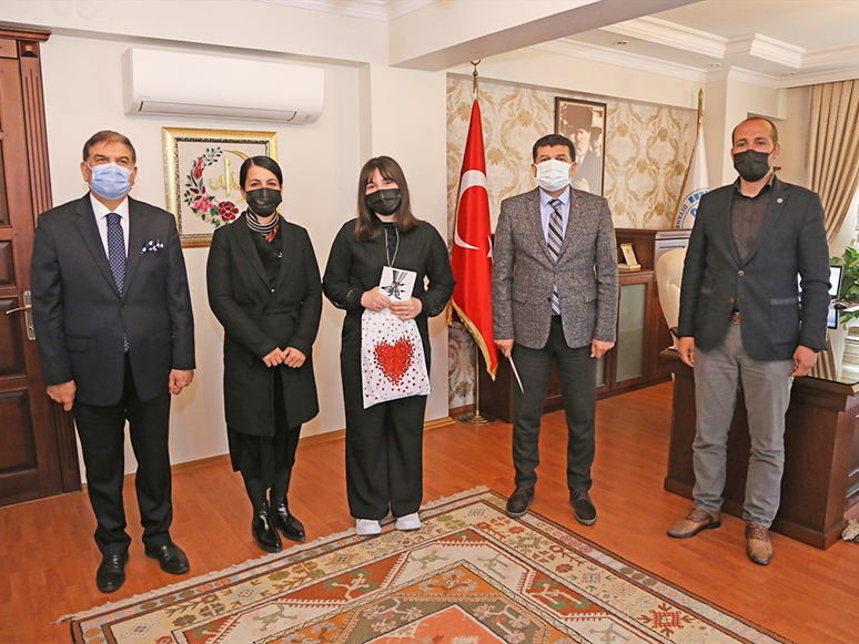 İstiklal Marşı Yarışmasında Kazandığı Ödülü Sevgi Evindeki Çocuklara Bağışladı