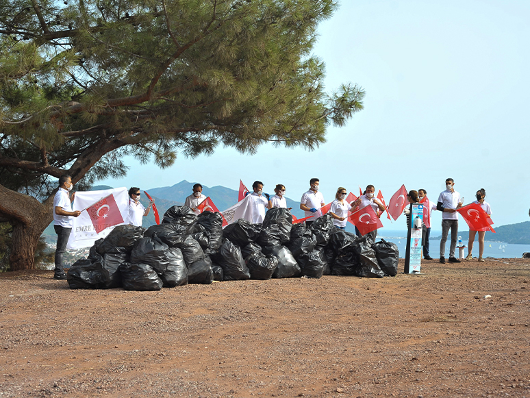 Marmaris'in Seyir Tepesinden 70 Torba Çöp Toplandı