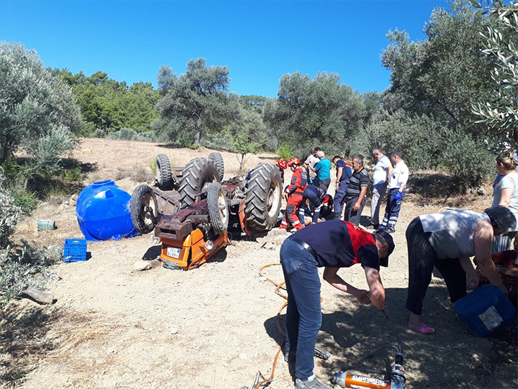 Muğla'da Devrilen Traktörün Sürücüsü Yaralandı