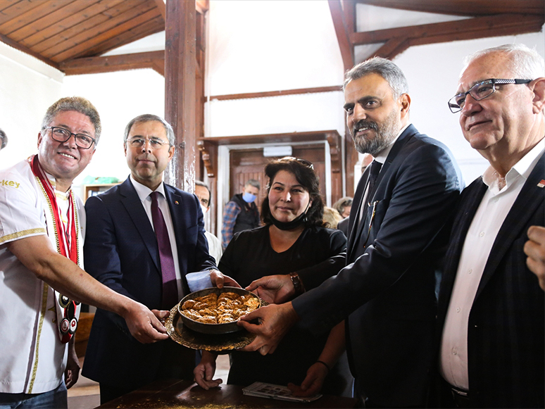 Muğla'da Altın Kaplamayla Yapılan Tatlının Dilimi 5 Bin Liradan Satıldı