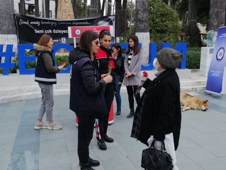 Bodrum'da Polis Ekipleri Kadınlara Çiçek Dağıtarak KADES Uygulamasını Anlattı